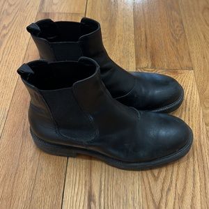 Vagabond black leather Chelsea boots